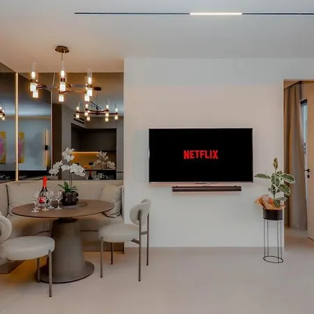 Luxury Penthouse 2br شقة *