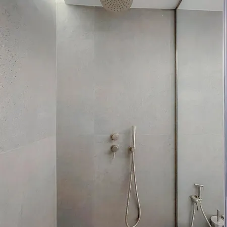 Luxury Penthouse 2br شقة *